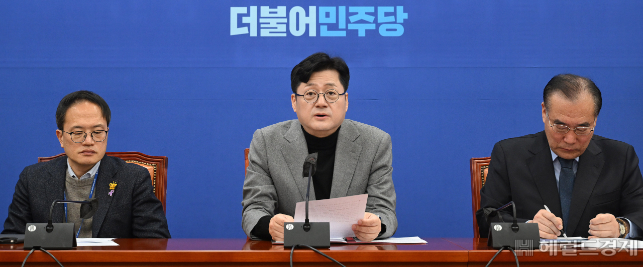 홍익표 더불어민주당 원내대표가 18일 오전 서울 여의도 국회에서 열린 정책조정회의에 참석해 모두발언을 하고 있다. 이상섭 기자.