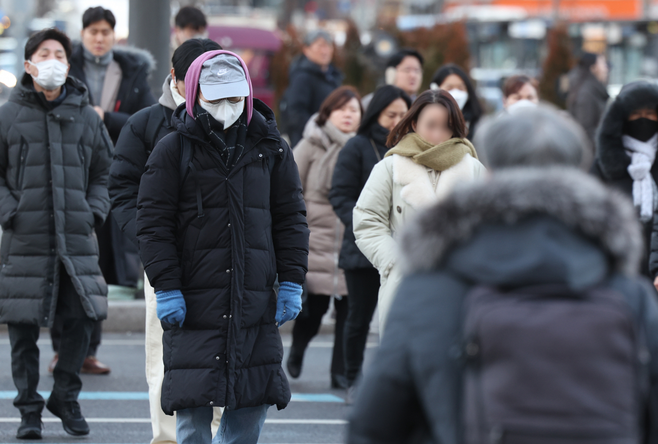 한파가 닥친 8일 오전 서울 종로구 광화문네거리에서 시민들이 이동하고 있다.[연합]
