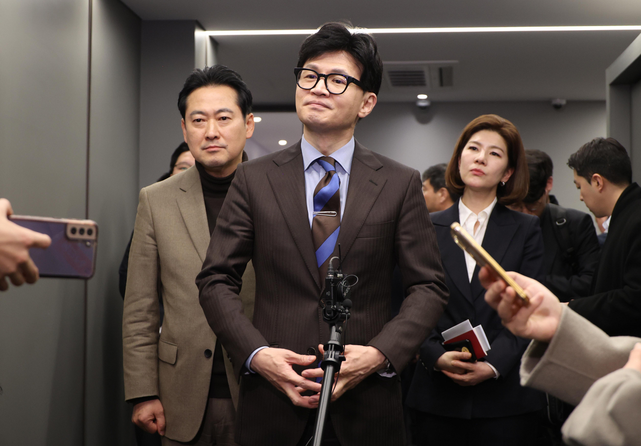 국민의힘 한동훈 비상대책위원장이 19일 서울 중구 정보통신기술 전문기업 더비즈온에서 '함께하는 AI의 미래' 민당정 간담회 후 기자들의 질문에 답하고 있다. [연합]