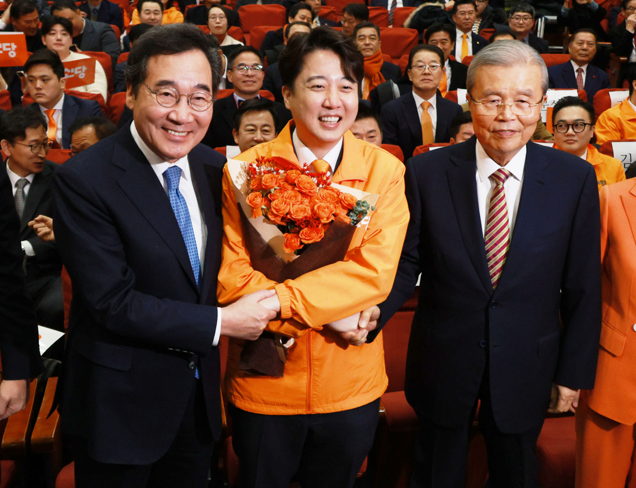 개혁신당 이준석 대표가 20일 오후 서울 국회 의원회관에서 열린 개혁신당 중앙당 창당대회에서 이낙연 새로운미래 인재영입위원장, 김종인 전 국민의힘 비상대책위원장과 악수하고 있다. [연합]