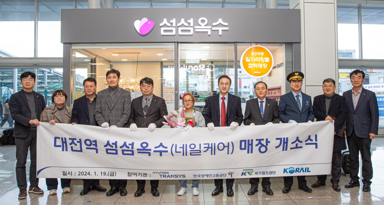 조인영 현대트랜시스 인사실장(오른쪽에서 다섯 번째)을 비롯해 현대트랜시스 및 관계기관 임직원들이 기념 촬영을 하는 모습. [현대트랜시스 제공]