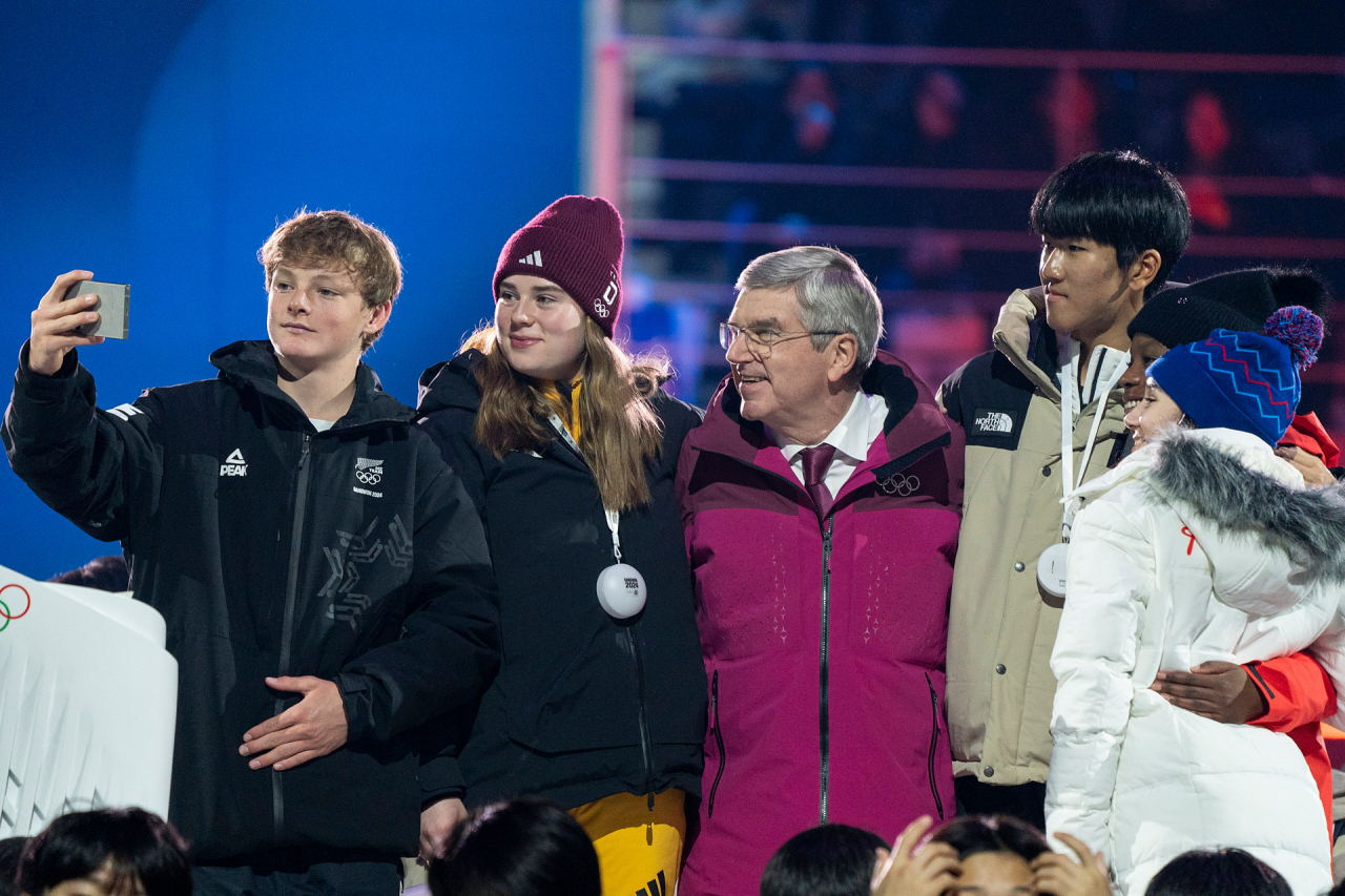 2024 강원 동계청소년올림픽 개막식에서 토마스 바흐(Thomas Bach) 국제올림픽위원회(IOC) 위원장이 청소년 올림픽 선수들과 함께 갤럭시S24 울트라로 셀피를 찍고 있다. [삼성전자 제공]