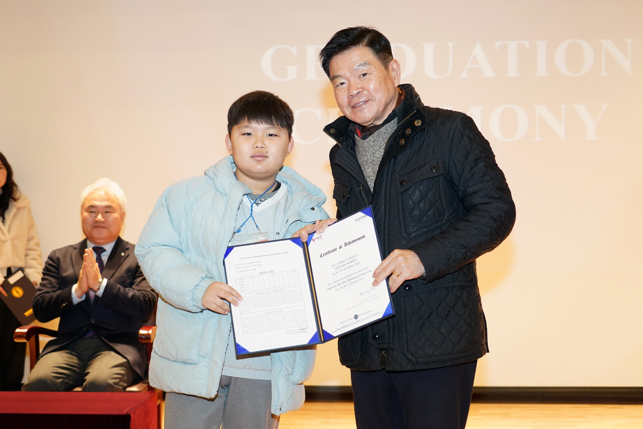 서울 동대문구는 한국외대 서울캠퍼스에서 ‘겨울방학 영어체험교실’ 수료식을 개최했다고 22일 밝혔다.[동대문구 제공]