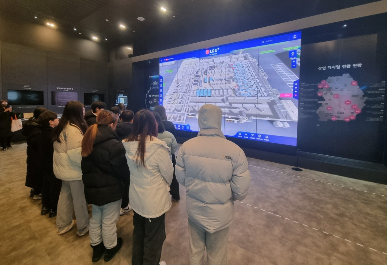 서울 용산구는 지역 소재 기업인 LG유플러스와 함께 취약계층 아동을 위한 직장체험 활동 기회를 가졌다고 22일 밝혔다.[용산구 제공]