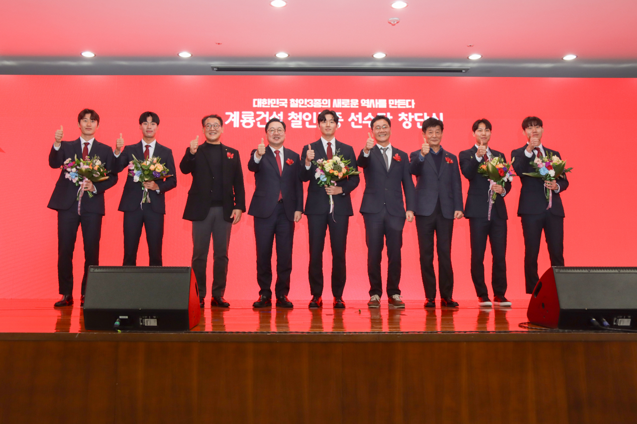 계룡건설이 19일 계룡건설사옥 대강당에서 ‘계룡건설 철인3종 선수단’ 창단식을 개최했다. 왼쪽부터 박상민 선수, 박찬혁 선수, 고선민 대전철인3종협회장, 이장우 대전광역시장, 신성근 감독, 이승찬 계룡건설 회장, 민병직 대전시체육회 사무처장, 최규서 선수, 권민호 선수. [계룡건설]