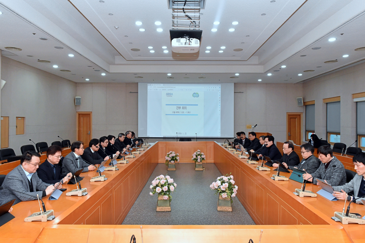 종이 없는 스마트행정으로의 전환에 나선 경과원 간부회의 모습, 강성천 원장을 비롯한 참석자들이 종이서류 대신 태블릿PC로 회의에 참석해 업무를 보고 있다.[경과원 제공]