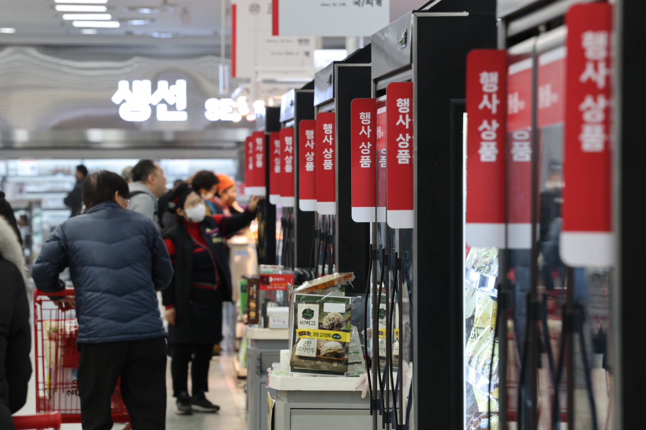 서울의 한 마트에서 소비자들이 행사 상품을 살펴보고 있다. [연합]