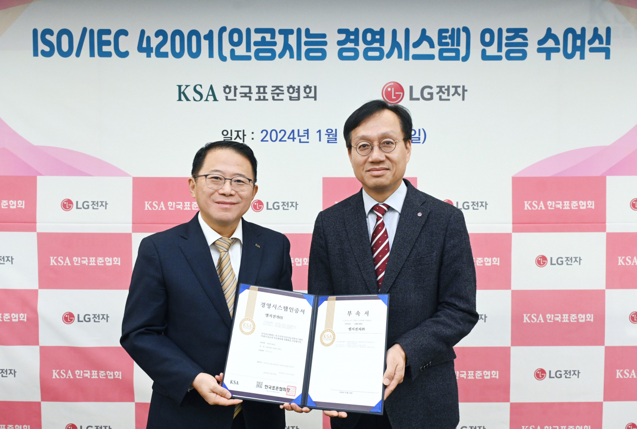 오세기(오른쪽) LG전자 H&A연구센터장과 강명수 한국표준협회 회장이 지난 19일 서울 강남구 한국표준협회에서 진행된 인증 수여식에서 기념사진을 촬영하고 있다. [LG전자 제공]