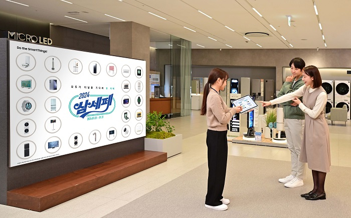 사진설명: 삼성전자 모델이 삼성스토어 대치 본점에서 삼성전자 디테일러(제품 전문 상담사)에게 '2024 삼성전자 세일 페스타'의 행사 제품에 관한 설명을 듣는 모습