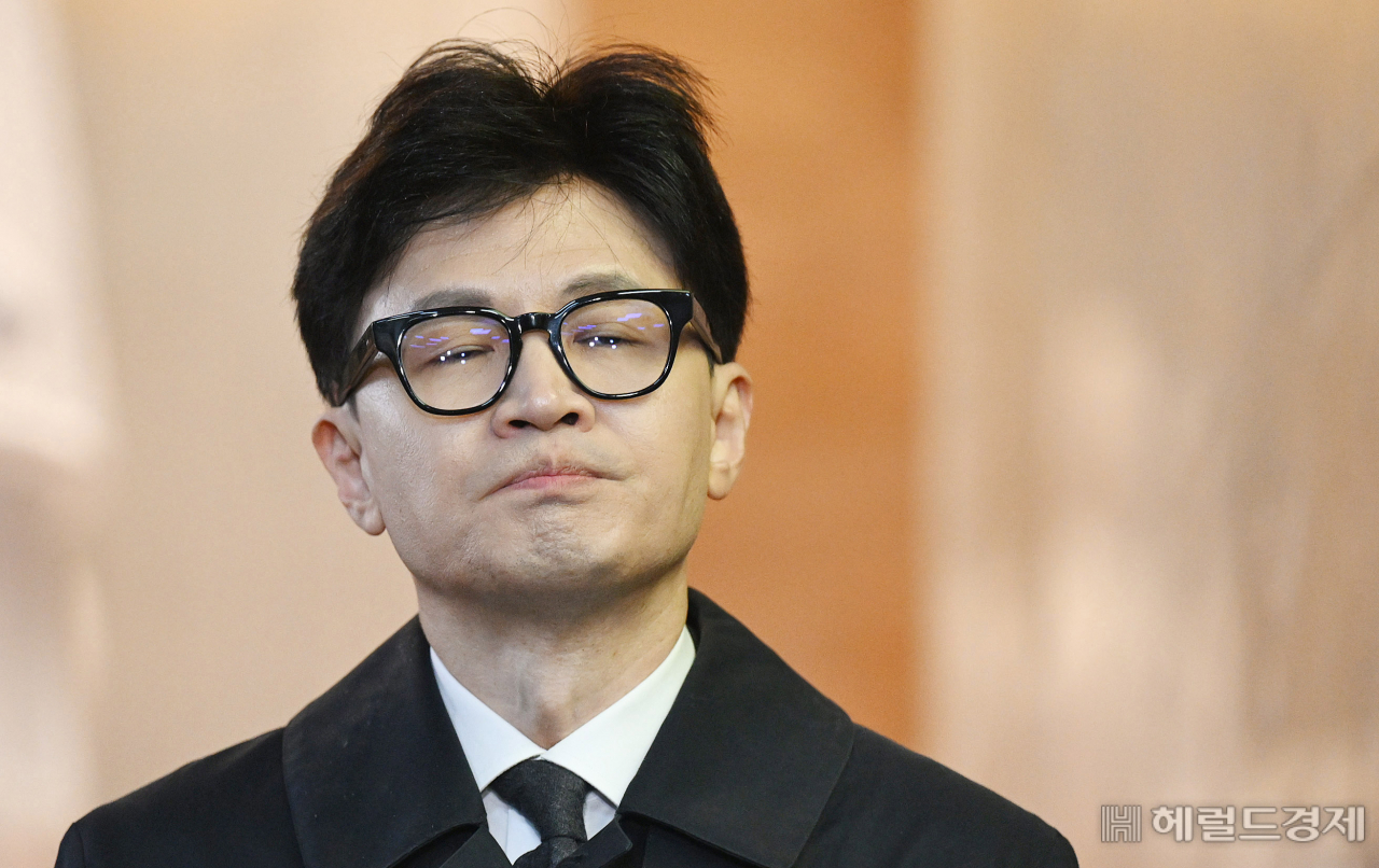 한동훈 국민의힘 비상대책위원장이 22일 서울 여의도 국회에 출근하며 취재진의 질의에 답하고 있다.