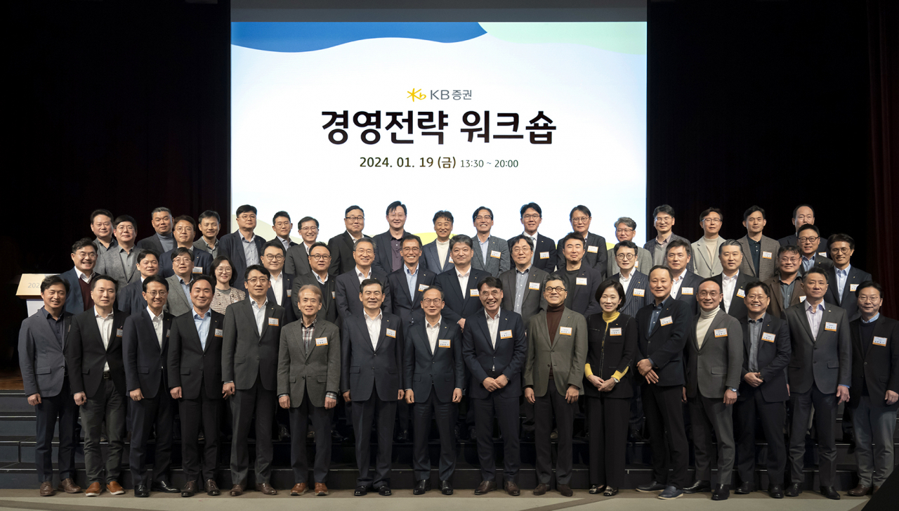 지난 19일 서울 영등포구 여의도 63컨벤션센터 그랜드볼룸에서 열린 ‘2024 KB증권 경영전략 워크숍’에서 양종희(맨 앞줄 왼쪽에서 여덟 번째) KB금융그룹 회장, 김성현(맨 앞줄 왼쪽에서 일곱 번째) KB증권 사장, 이홍구(맨 앞줄 오른쪽에서 여덟 번째) KB증권 사장 및 임원들이 기념 촬영을 하고 있다.[KB증권]