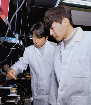 1V 이하 전압으로 광 변조 소자를 동작 중인 광주과학기술원(GIST) 송영민(왼쪽) 교수와 고주환 연구원 [한국연구재단 제공]