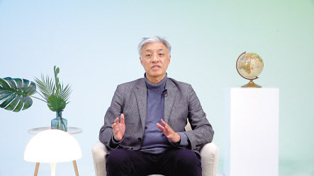 윤석빈 서강대 정보통신대학원 특임교수는 비트코인 현물 상장지수펀드(ETF) 11개가 동시 상장된 것에 대해 삼성전자 주식을 사듯 비트코인을 살 수 있게 됐다고 설명했다. 하지만 국내 자본시장 법상 가상자산은 기초자산으로 인정하지 않아 거래되긴 당분간 힘들 것이라고 내다봤다. 보다 자세한 내용은 헤럴드 경제 유튜브 채널 ‘더 헤럴드’를 통해 시청할 수 있다. [더 헤럴드 유튜브 채널 갈무리]