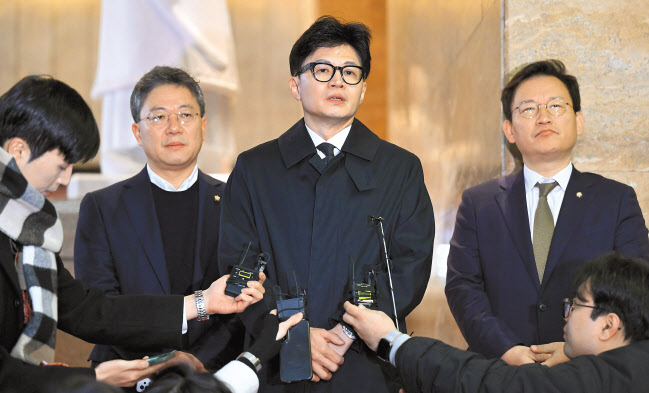 한동훈 국민의힘 비상대책위원장이 22일 국회에 출근하며 취재진의 질의에 답하고 있다. 이 자리에서 한 위원장은 전날 나온 대통령실과의 갈등 보도에 대해 “제가 사퇴요구를 거절했다”고 밝혔다. 이상섭 기자