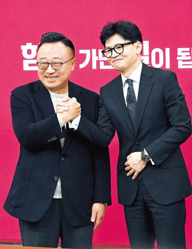 국민의힘이 ‘인재영입’한 고동진 전 삼성전자 사장이 22일 국회에서 열린 환영식에서 한동훈 비상대책위원장의 축하를 받고 있다. 이상섭 기자