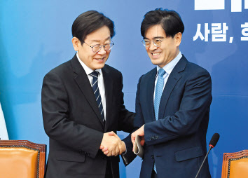 더불어민주당이 인재영입한 공영운 전 현대자동차 사장이 22일 국회에서 열린 환영식에서 이재명 대표와 악수를 하고 있다. 이상섭 기자