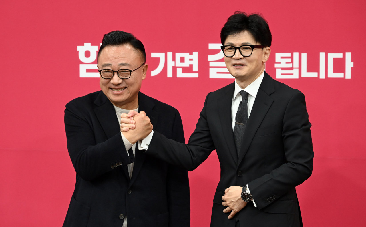 한동훈 국민의힘 비상대책위원장과 고동진 전 삼성전자 사장이 22일 서울 여의도 국회에서 열린 인재영입 환영식에서 악수를 하고 있다. 이상섭 기자