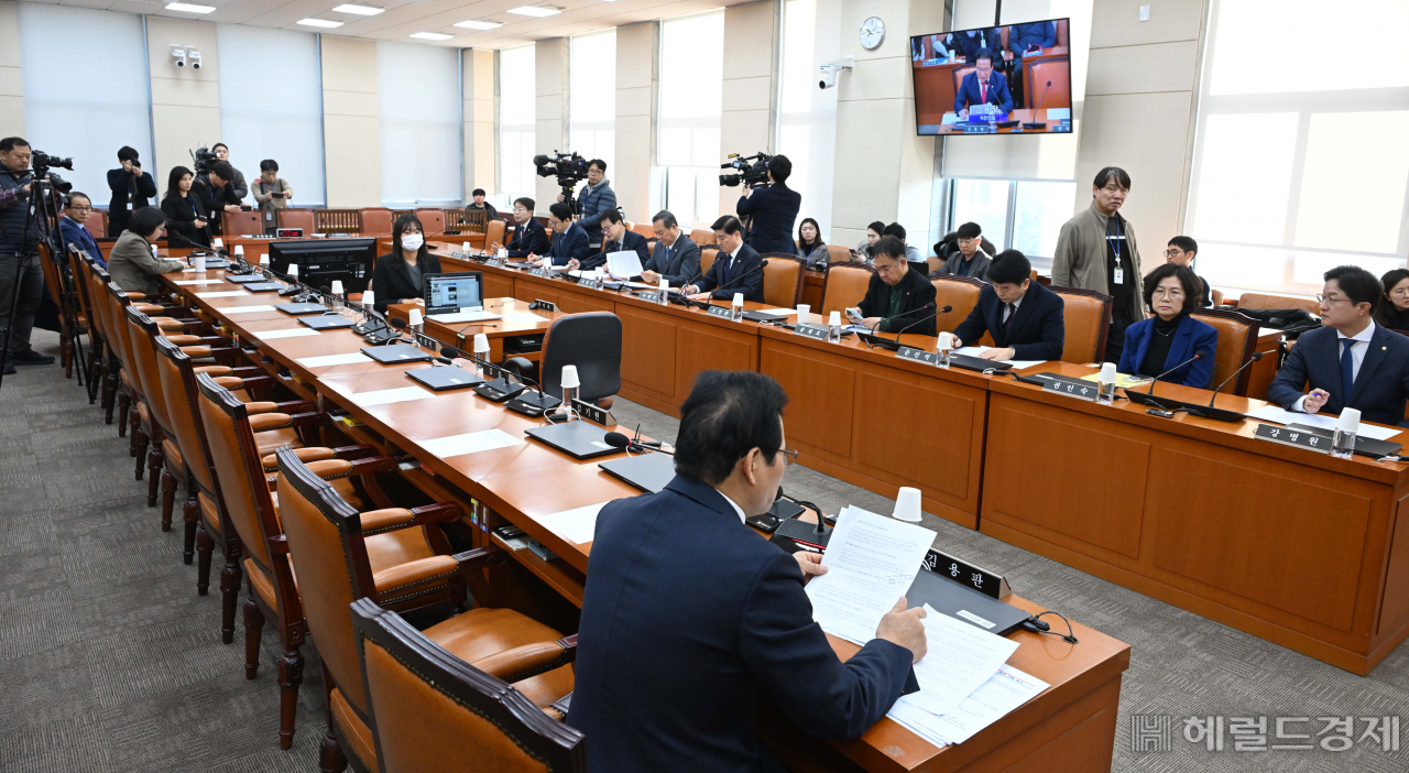 지난 16일 서울 여의도 국회에서 행정안전위원회 전체회의가 더불어민주당 소속 위원들만 참석한 가운데 열리고 있다. 민주당 소속 행안위 위원들은 이재명 대표 피습 사건과 관련해 경찰의 축소·은폐 의혹을 규명하겠다며 긴급 현안질의를 상정해 윤희근 경찰청장과 우철문 부산경찰청장의 출석을 요구했지만, 여야 합의가 안 된 회의라며 여당 위원들과 경찰 관계자들은 불참했다. 이상섭 기자