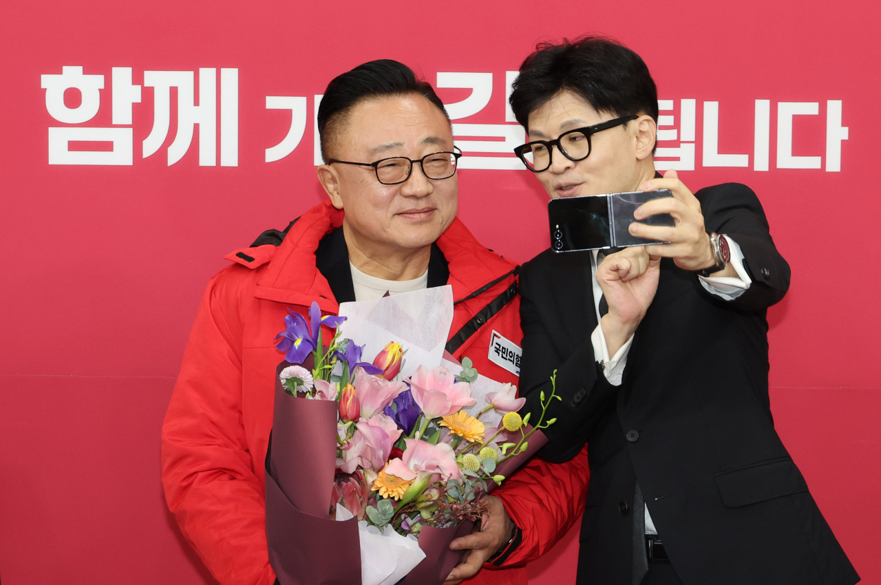 한동훈 국민의힘 비상대책위원장과 고동진 전 삼성전자 사장이 22일 서울 여의도 국회에서 열린 인재영입 환영식에서 기념촬영을 하고 있다. 이상섭 기자