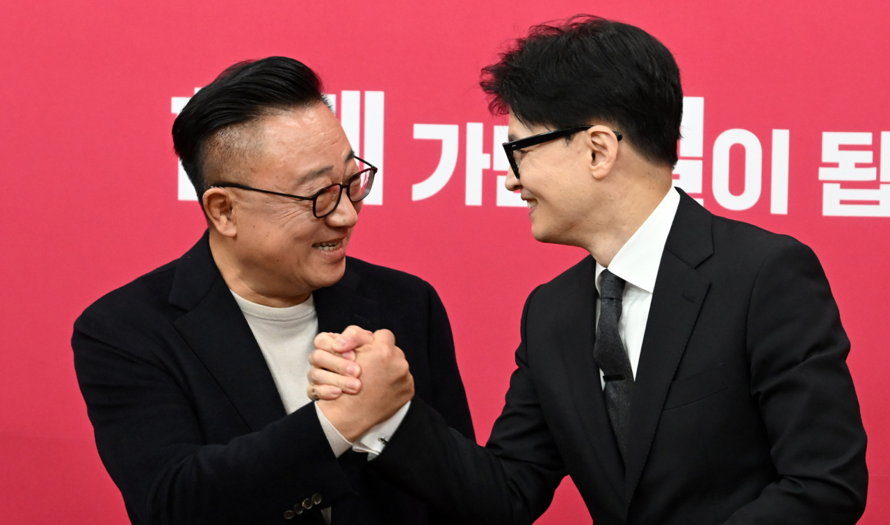 한동훈 국민의힘 비상대책위원장과 고동진 전 삼성전자 사장이 22일 서울 여의도 국회에서 열린 인재영입 환영식에서 악수를 하고 있다. 이상섭 기자