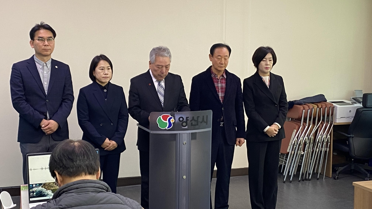 이종희 양산시의회 의장이 22일 양산시청 프레스센터에서 열린 기자회견에서 소속 의원의 여성 직원 성추행 의혹 사건과 관련해 사과하고 있다. [연합뉴스]