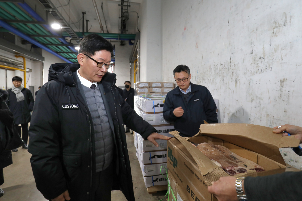 고광효관세청장이 22일 경기 광주 소재 삼진냉장 창고를 방문해 축산물 통관현장을 점검하고 있다.