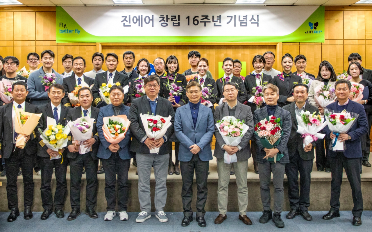 서울 강서구 등촌동 본사에서 22일 진행된 진에어 16주년 창립기념식에서 수상자들이 단체 기념 사진을 촬영하는 모습. [진에어 제공]