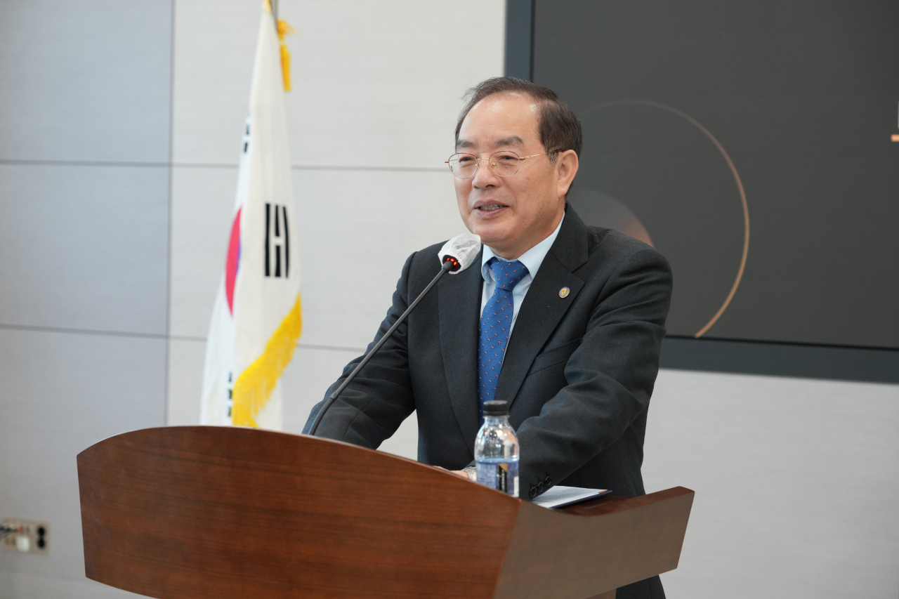 하윤수 부산시교육감이 22일 오전 부산시교육청에서 정책 설명회를 열고 부산형 늘봄 확대 정책에 대해 설명하고 있다. [사진=부산교육청]