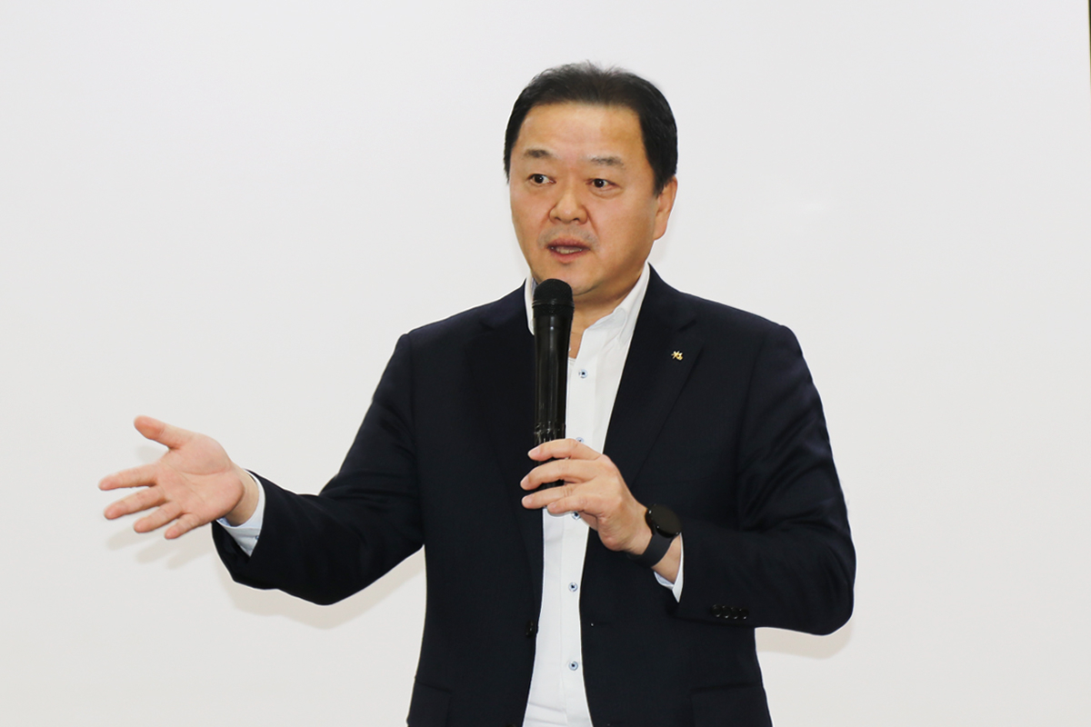 빈중일 KB캐피탈 대표이사가 지난 19일 서울 서초동에 위치한 KB캐피탈 본사에서 진행된 2024년 경영전략회의 총평을 하고 있다.