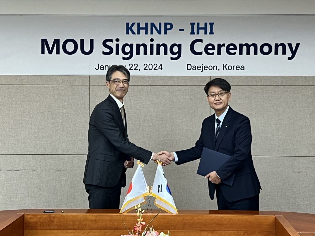 한국수력원자력과 일본 원자력 분야 전문기업인 IHI이 22일 대전 유성구 한수원 중앙연구원에서 일본 저준위방사성폐기물 처리사업 공동협력을 위한 MOU를 체결한 후 기념촬영을 하고 있다.[한국수력원자력 제공]