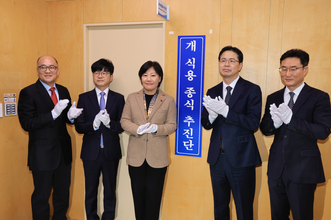 송미령(가운데) 농림축산식품부 장관이 22일 정부세종청사에서 진행된 ‘개 식용 종식 추진단’ 현판식에서 기념촬영을 하고 있다.[농림축산식품부 제공]