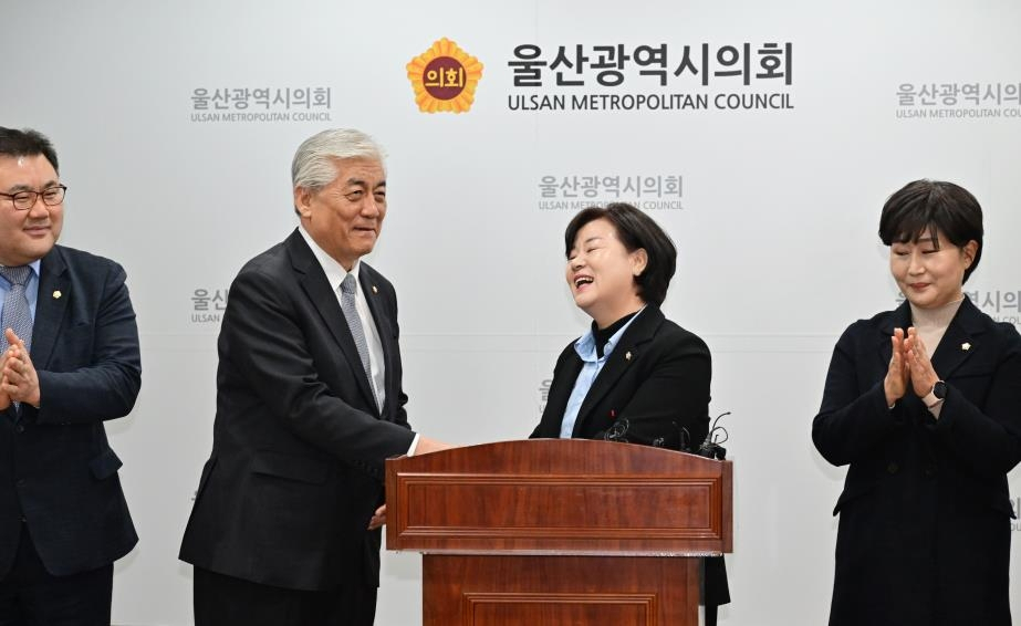 22일 오후 울산시의회 프레스센터에서 기자회견을 열어 더불어민주당 입당을 선언한 김정희 울산 북구의회 의장이 이상헌 국회의원과 악수하고 있다. [울산시의회]