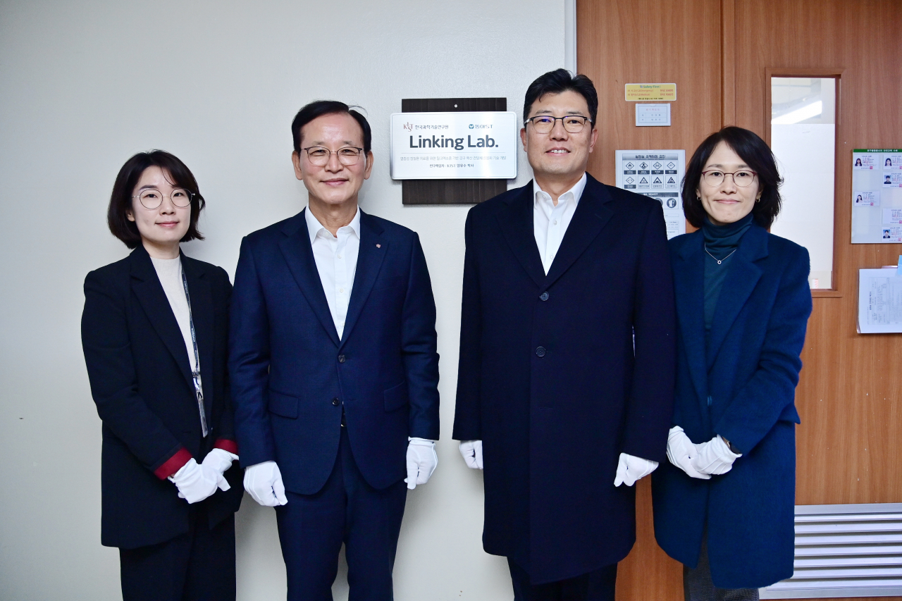 양유수(왼쪽부터) KIST 책임연구원. 윤석진 KIST 원장. 박재홍 동아ST R&D 총괄사장. 김미경 동아ST 연구본부장이 링킹랩 현판식을 마치고 기념촬영을 하고있다.[KIST 제공]