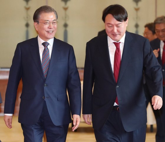 문재인 전 대통령(왼쪽)과 윤석열 대통령. 청와대 기자단