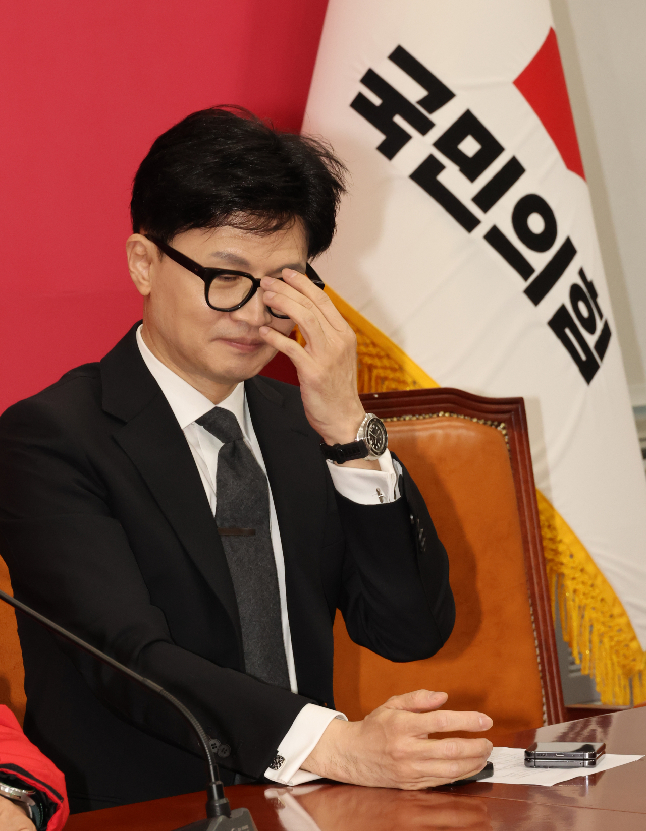 한동훈 국민의힘 비상대책위원장이 22일 국회에서 열린 인재영입 환영식에서 고동진 전 삼성전자 사장의 인사말을 듣고 있다. [연합]