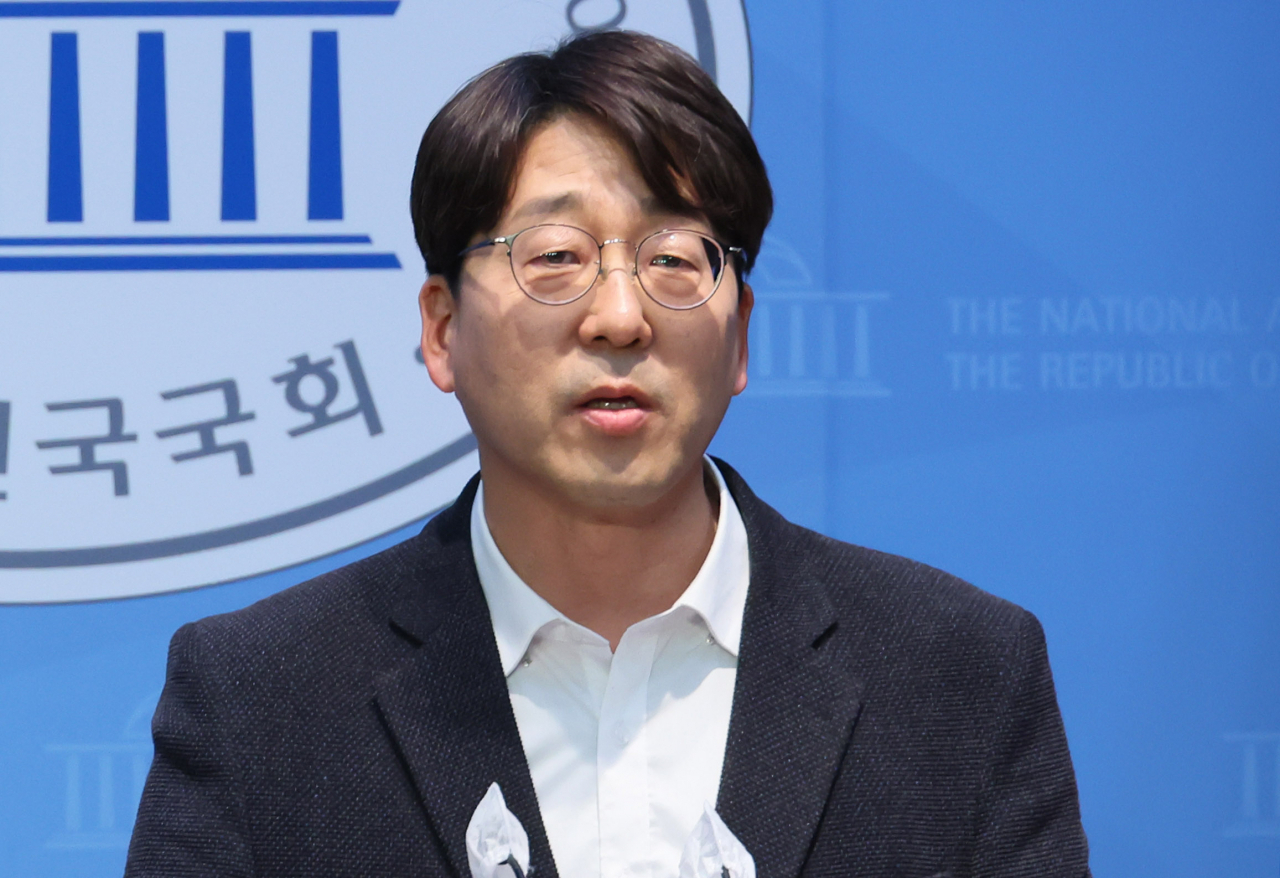 진보당 강성희 의원이 19일 국회 소통관에서 기자회견을 열고 자신이 대통령경호처 경호원들에 의해 강제로 끌려 나간 상황과 관련해 윤석열 대통령 사과와 경호처장 파면을 촉구하고 있다. 연합뉴스