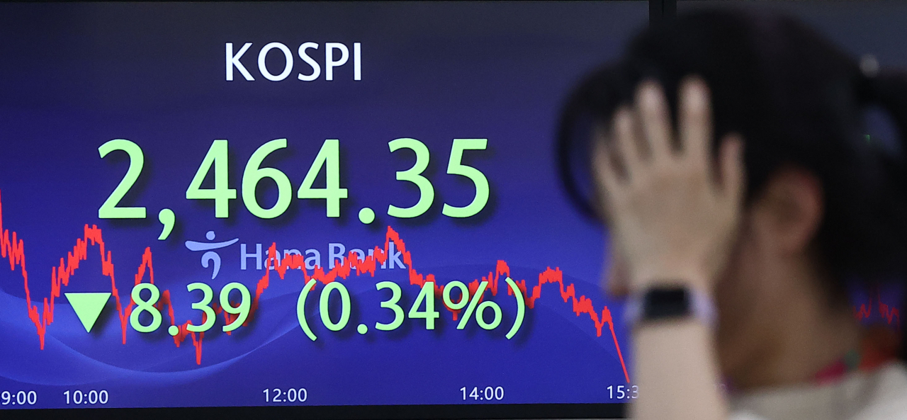 코스피가 전장보다 8.39p(0.34%) 내린 2464.35로 마감한 22일 오후 서울 중구 하나은행 딜링룸에서 딜러들이 업무를 보고 있다. 이날 원/달러 환율은 0.1원 내린 1338.9원으로, 코스닥은 전장보다 2.98p 내린 839.69로 마감했다. 연합뉴스