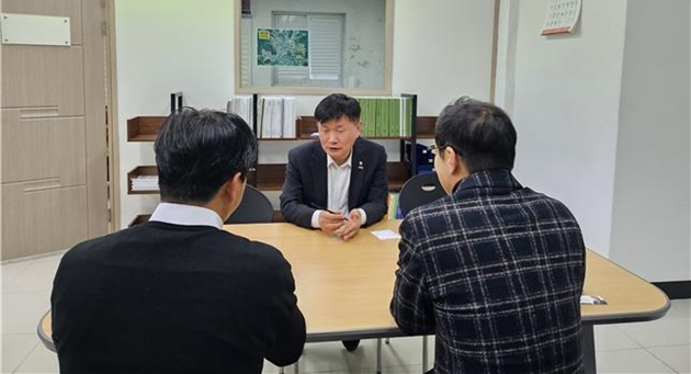 서동용 국회의원이 최근 한화그룹 관계자를 만나 순천 단조립장 진척상황과 상생방안을 논의하고 있다. [서 의원실 제공]