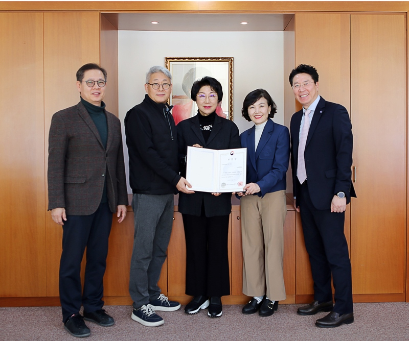 최미리 가천대 수석부총장〈중앙〉을 비롯한 직원들이 표창 수상 기념촬영을 하고 있다.