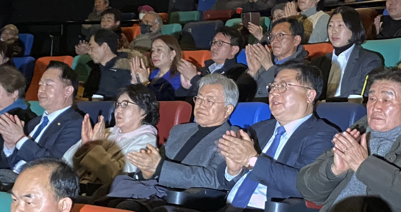 문재인 전 대통령과 부인 김정숙 여사가 22일 오후 경남 양산시내 한 영화관에서 영화 '길위의 김대중'을 지역 민주 당원들과 함께 단체관람하고 있다. [연합]