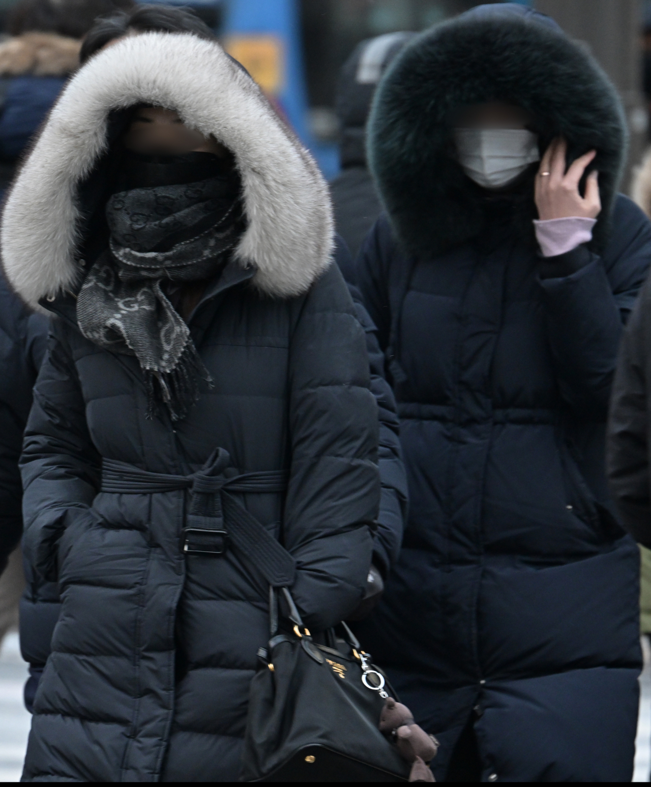 중북부 지역을 중심으로 한파주의보가 발효중인 22일 서울 종로구 세종대로 사거리에서 시민들이 모자로 얼굴을 감싸고 있다. 임세준 기자