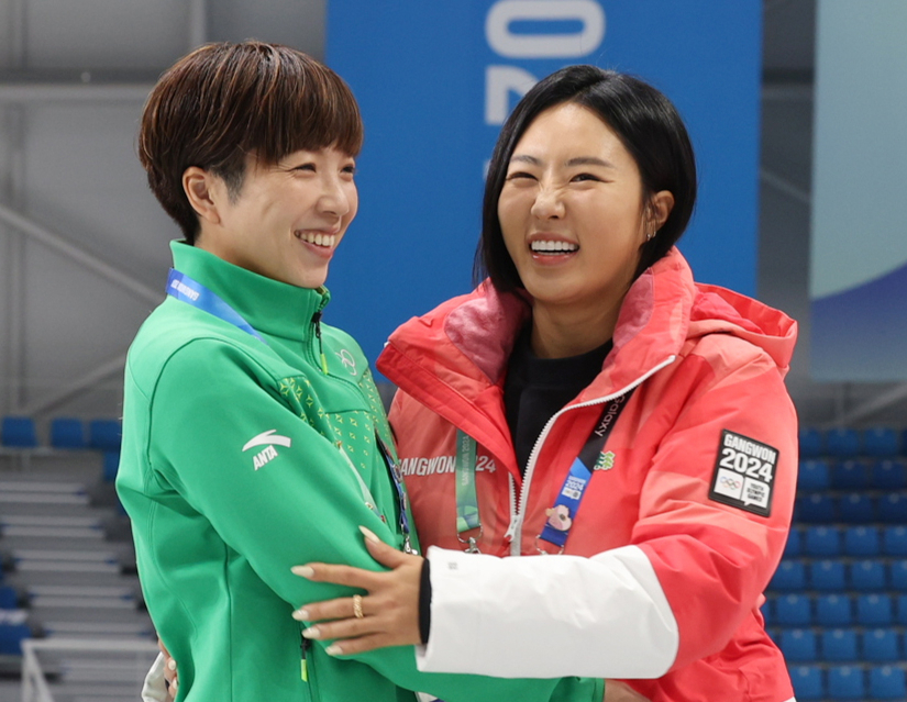 이상화 공동조직위원장(오른쪽)과 IOC 롤모델로 초청된 고다이라 나오가 22일 오전 강원도 강릉 스피드스케이트장 믹스드존에서 열린 강원 2024 IOC 롤모델 행사에서 재회하고 있다. 연합뉴스