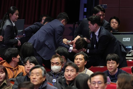 윤석열 대통령이 18일 전북 전주시 한국소리문화의전당에서 열린 전북특별자치도 출범식에서 참석자들과 인사를 나누던 중 강성희 진보당 의원이 소란을 피워 대통령 경호처 요원들에게 끌려 나가고 있다. [대통령실사진기자단]