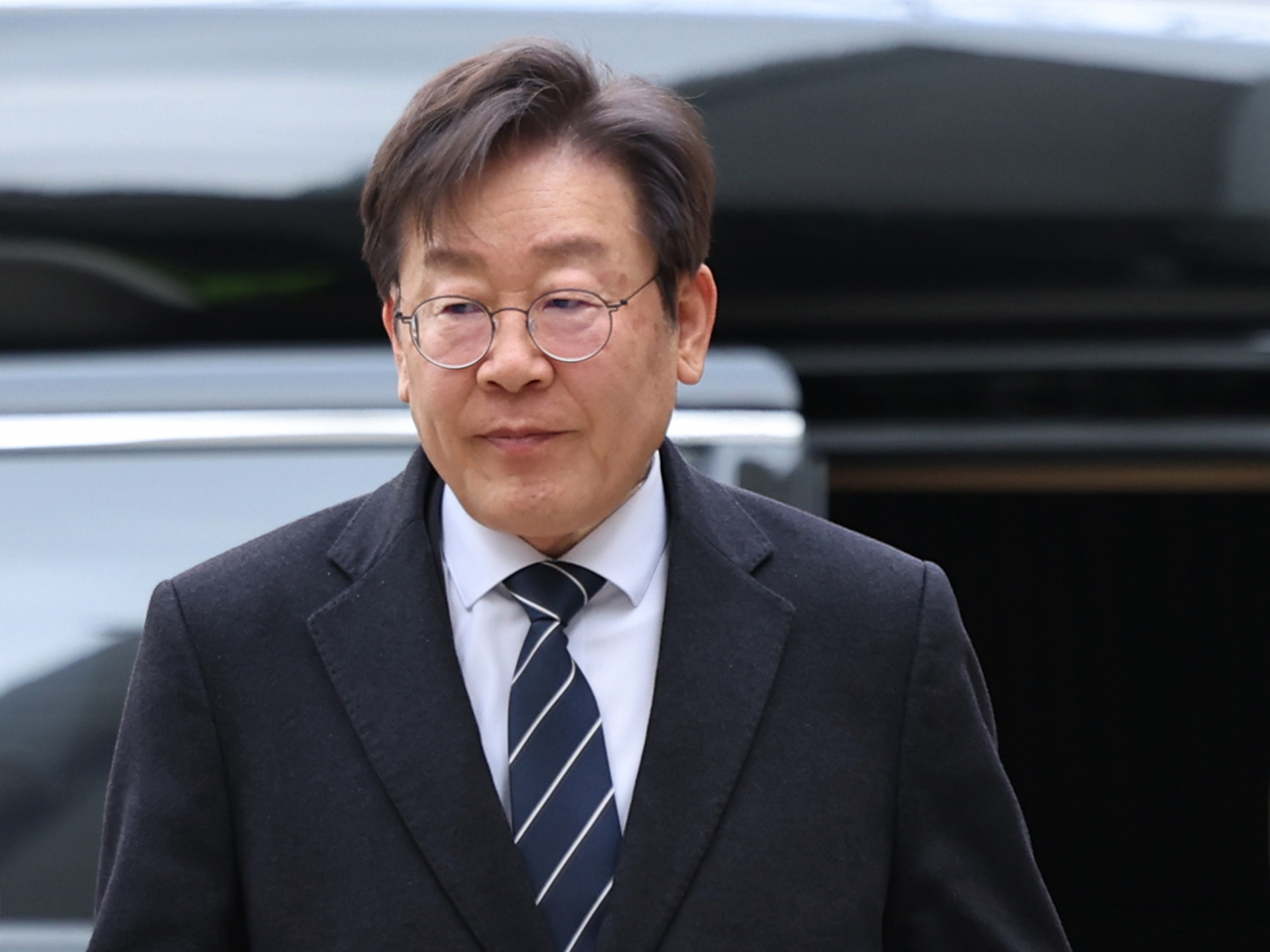 더불어민주당 이재명 대표가 22일 오후 서울 서초구 서울중앙지방법원에서 열린 위증교사 혐의 첫 공판에 출석하기 위해 법정으로 향하고 있다. [연합]