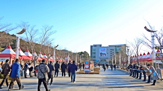 렛츠런파크 부산경남 직원들이 고객에게 새해인사를 전하고 있다. [사진=한국마사회 부산경남]