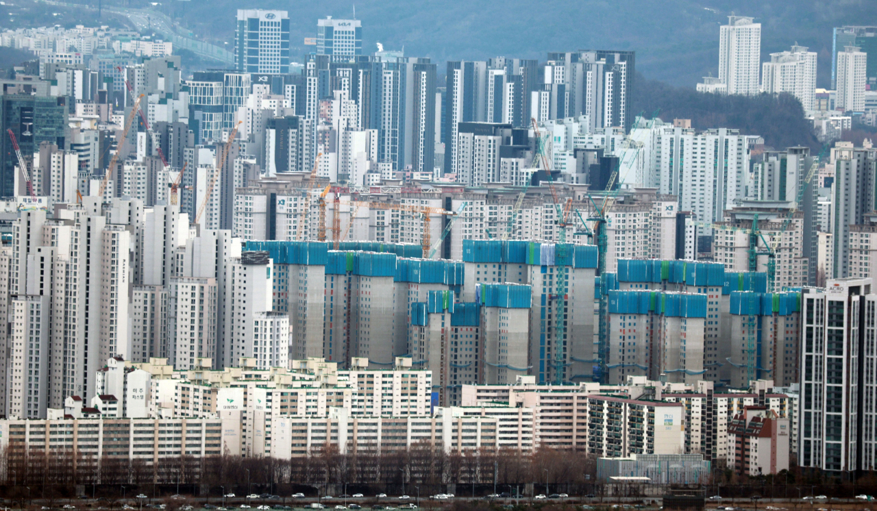 21일 서울 중구 남산에서 바라본 서울 시내 아파트 밀집 지역의 모습. [연합]