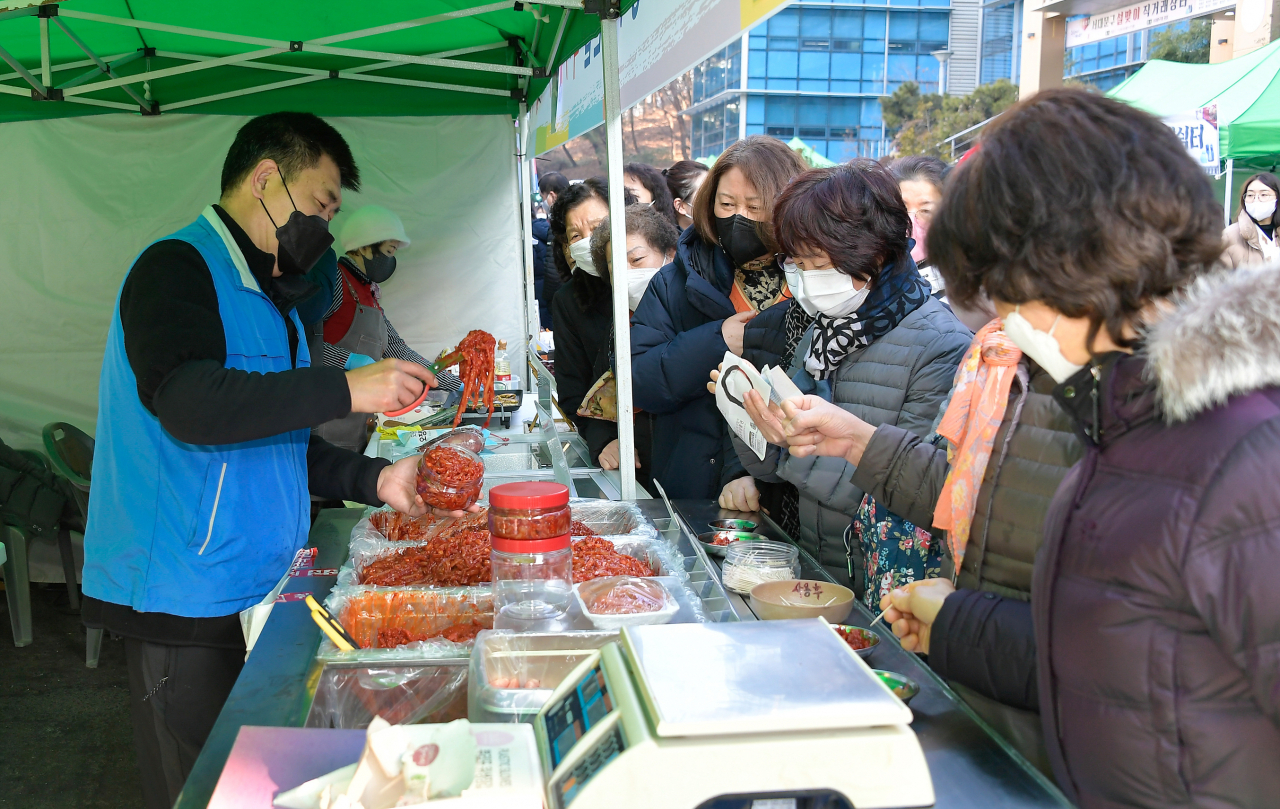 서울 서대문구는 설을 앞두고 300여 품목의 농·축·수산물과 명절 성수품을 시중가보다 저렴하게 판매하는 직거래장터를 25~26일 구청 광장에서 운영한다고 23일 밝혔다.[서대문구 제공]
