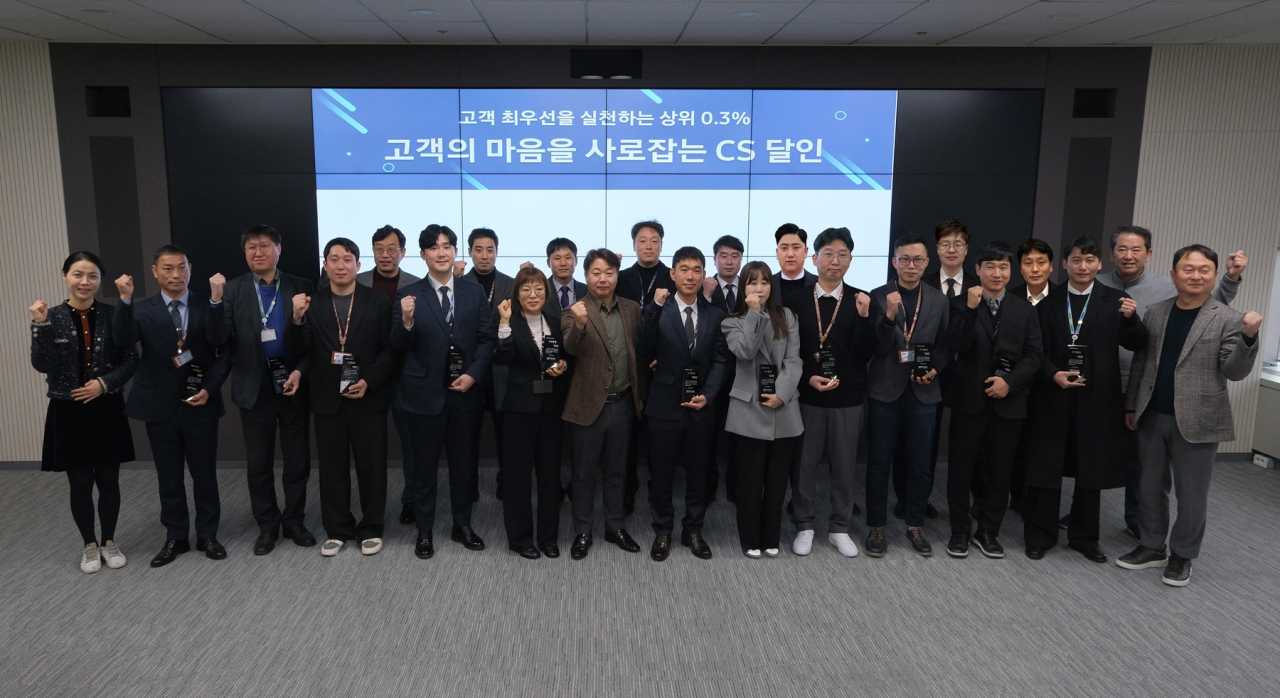 경기도 수원시 삼성전자 CS아카데미에서 진행된 ‘2023 CS 달인’ 인증식에서 삼성전자서비스 임직원들이 기념촬영을 하고 있다. [삼성전자서비스 제공]