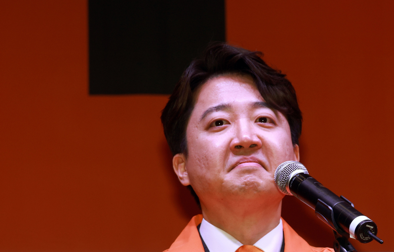 개혁신당 이준석 대표가 20일 오후 서울 국회 의원회관에서 열린 개혁신당 중앙당 창당대회에서 대표자 수락 연설 중 눈물을 보이고 있다. [연합]