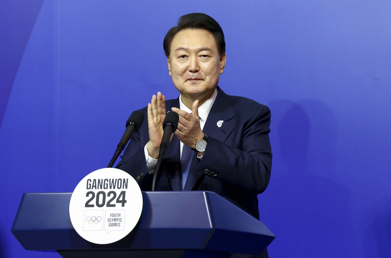 윤석열 대통령이 지난 19일 강원도 강릉시 씨마크 호텔에서 열린 강원동계청소년올림픽 리셉션에서 환영사를 하며 박수치고 있다. [연합]